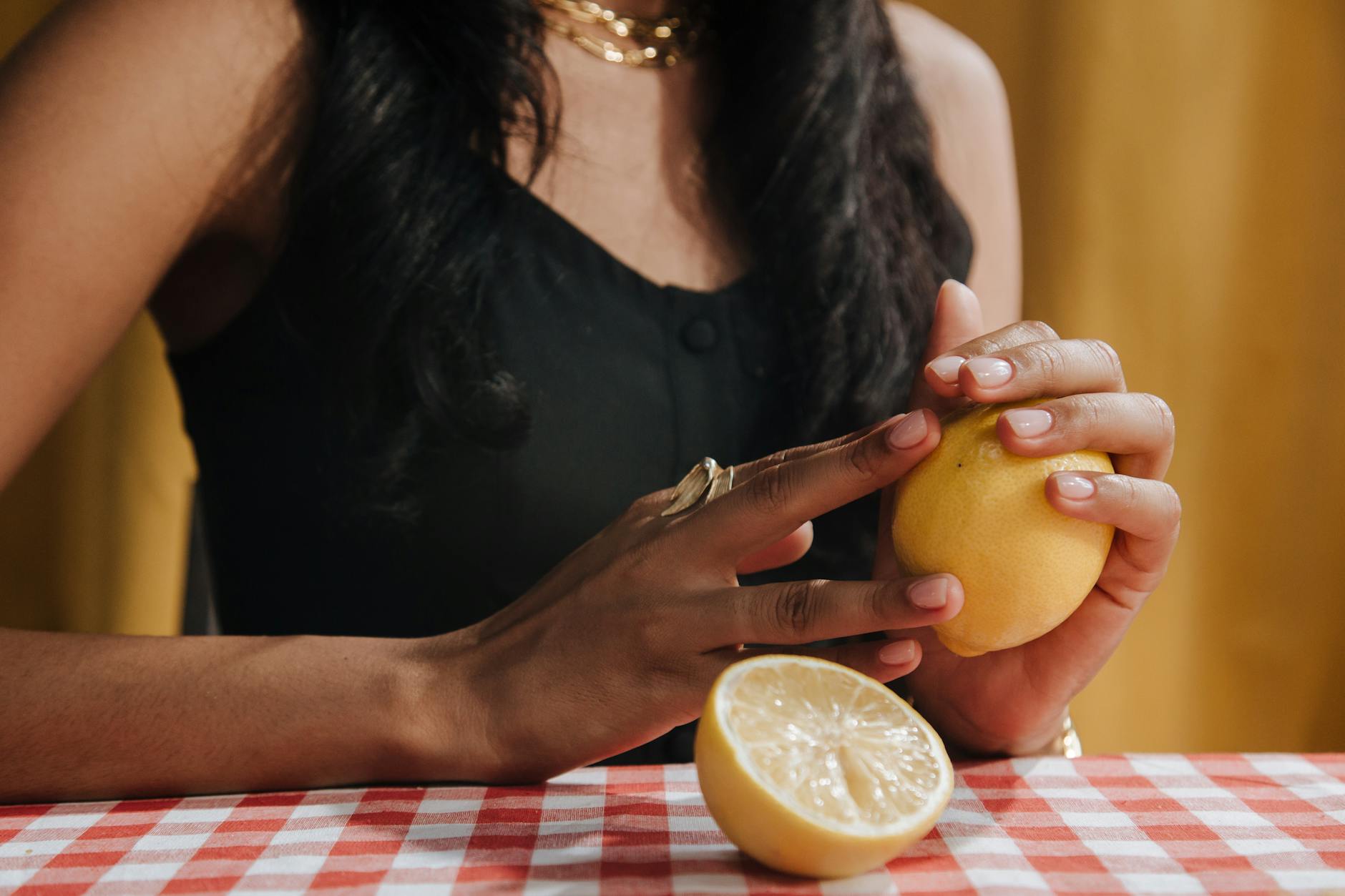 Citrons jaunes vibrants sur un fond vert pastel, représentant la fraîcheur et l'efficacité