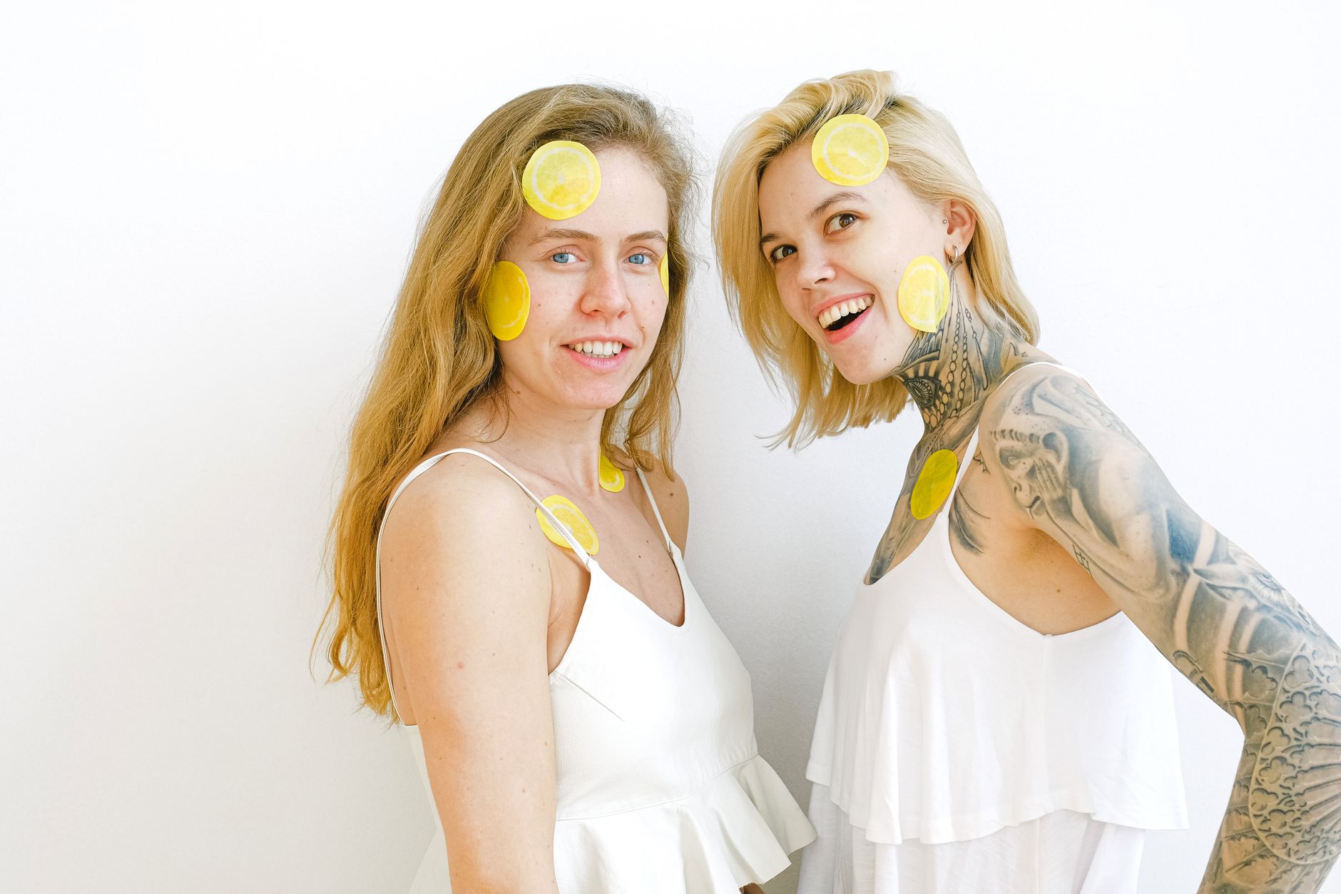 Citrons frais et vibrants sur fond jaune, symbolisant la sensibilité et la revitalisation clitoridienne