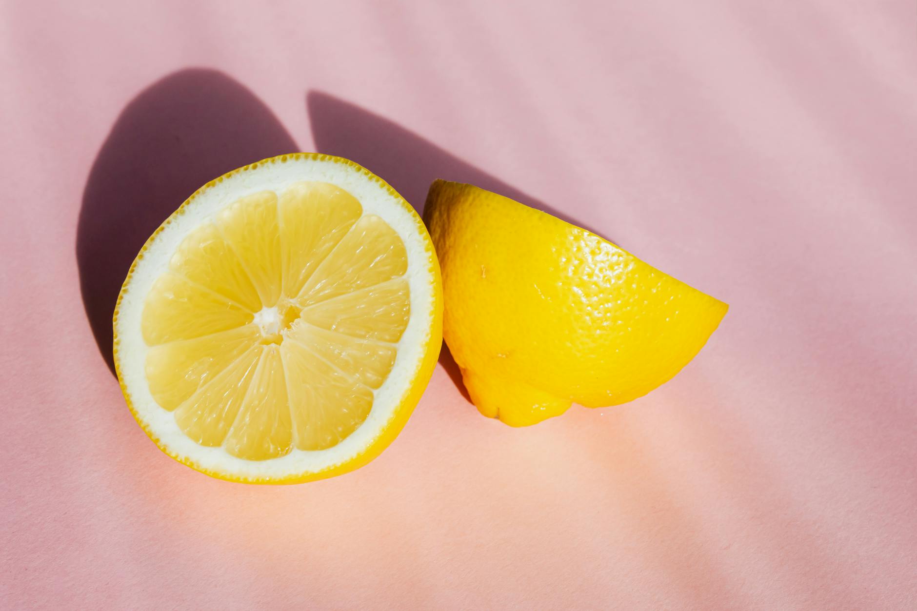 Une main atteignant une variété de jouets sexuels colorés arrangés sur une table