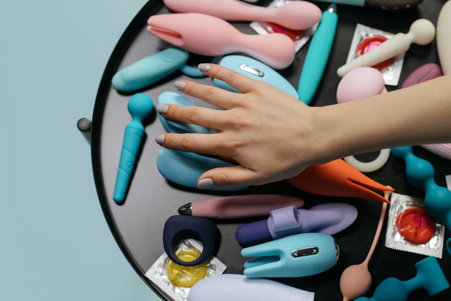 Arrangement de vibromasseurs colorés et de jouets sexuels modernes en gros plan