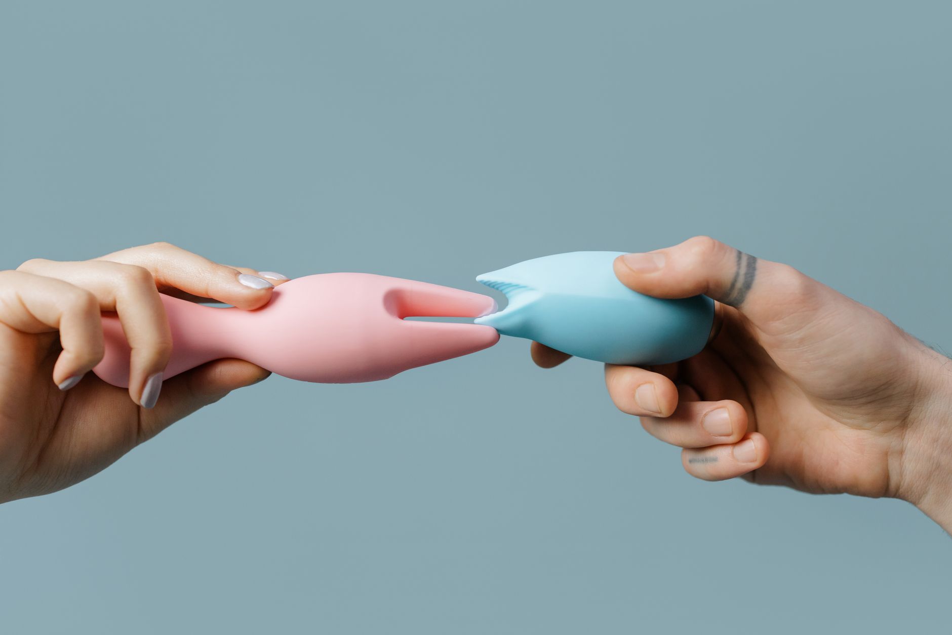 Mains tenant des vibromasseurs citron colorés, prêts à être découverts après la guérison