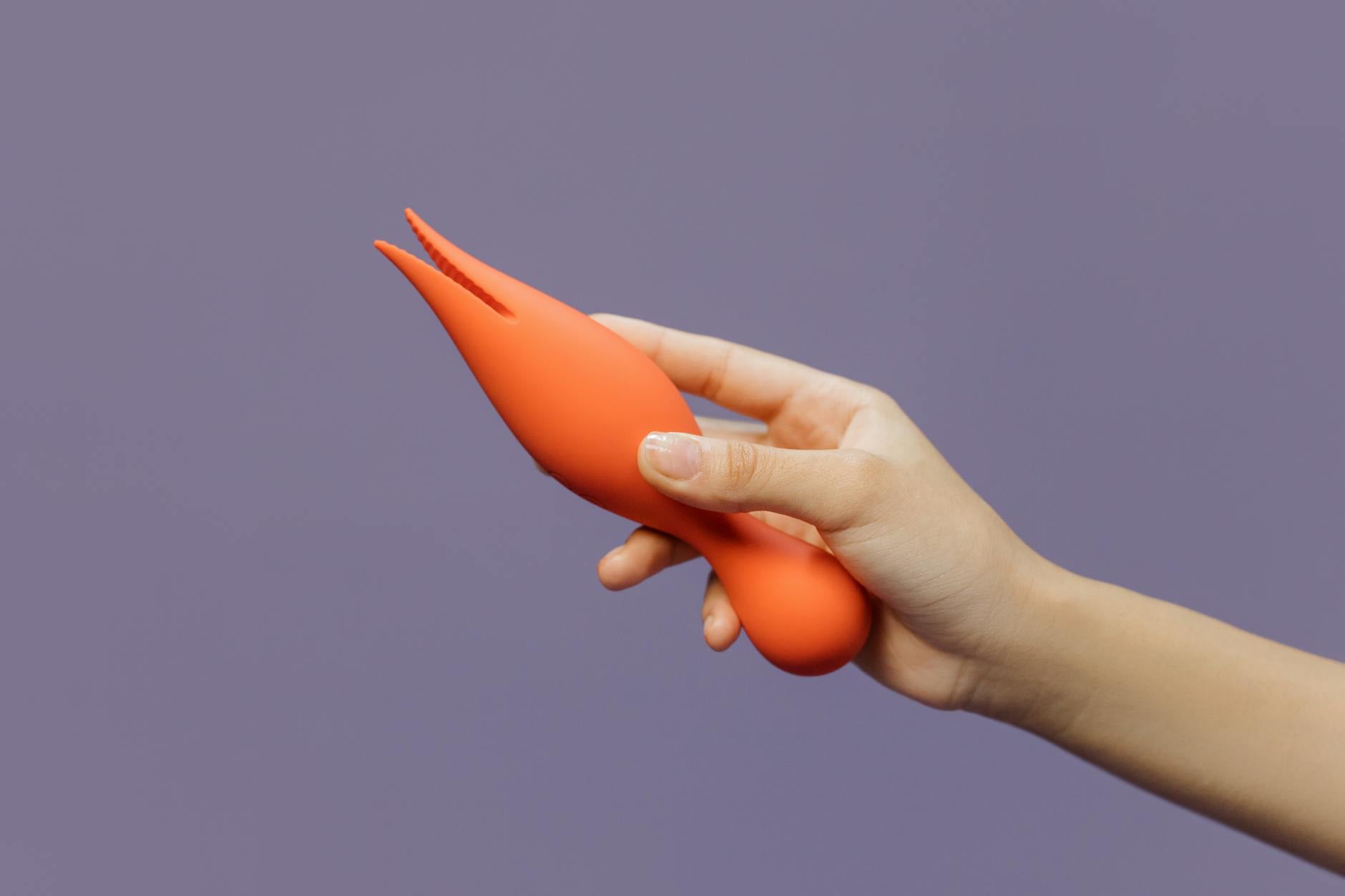 Un vibromasseur citron entre les mains, mettant en avant la relaxation et la sensation douce du plaisir
