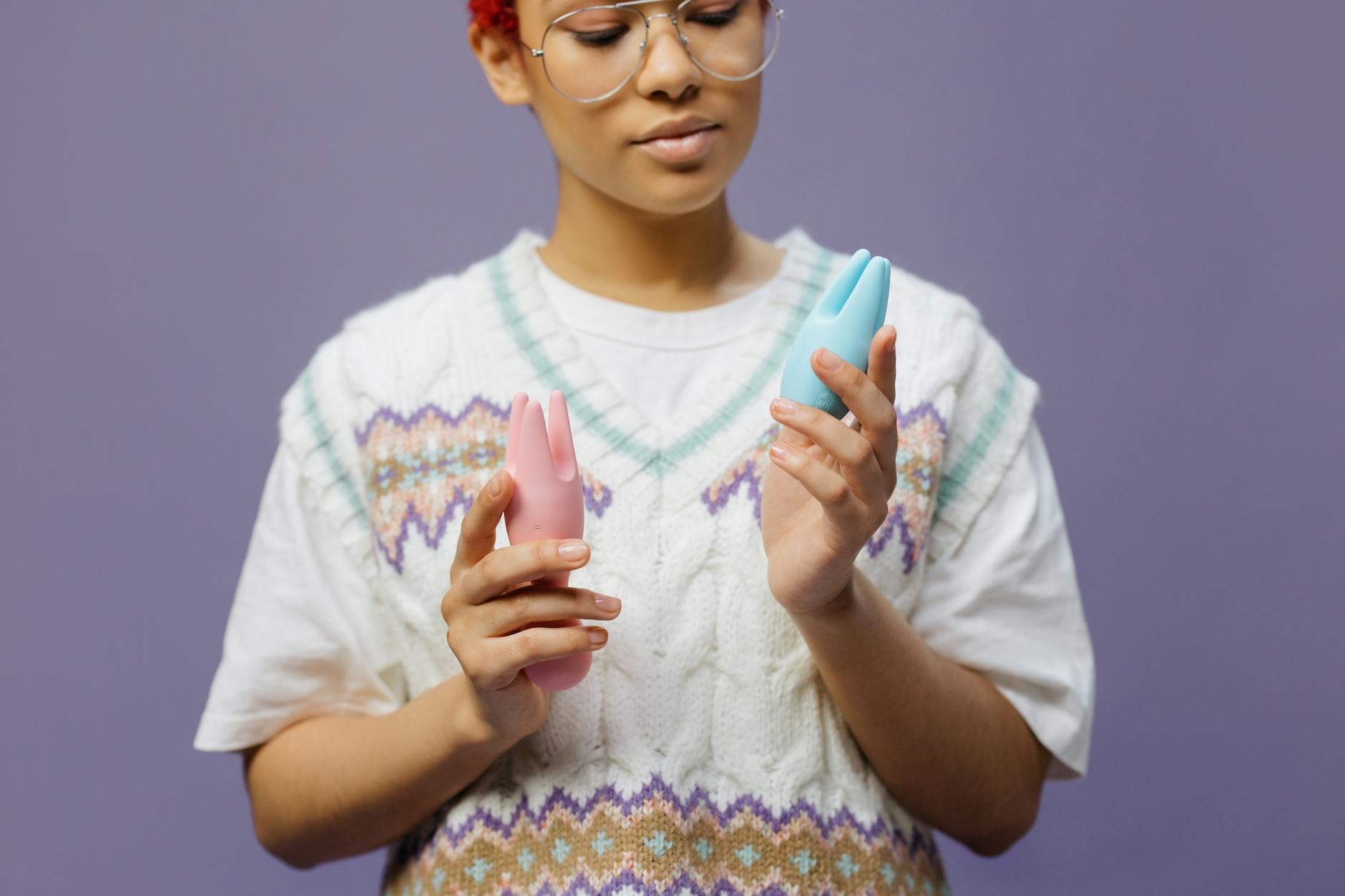 Femme tenant des vibromasseurs citron colorés dans un moment contemplatif