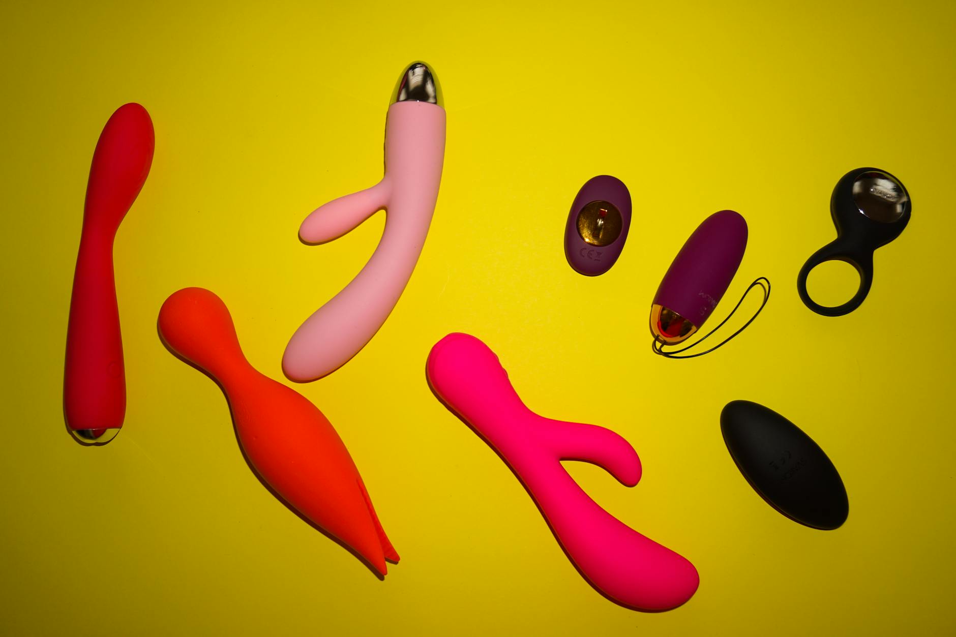 Une main tenant un citron frais sur un fond jaune vif, symbolisant le renouveau et la sensualité